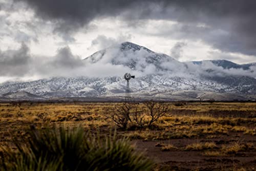תמונת הדפסה של הצילום המערבי של טחנת רוח ישנה והר מושלג ביום החורף ביום החורף במחוז לינקולן, ניו מקסיקו, אמנות קיר מדברית גבוהה עיצוב דרום -מערבי 4x6 עד 40x60
